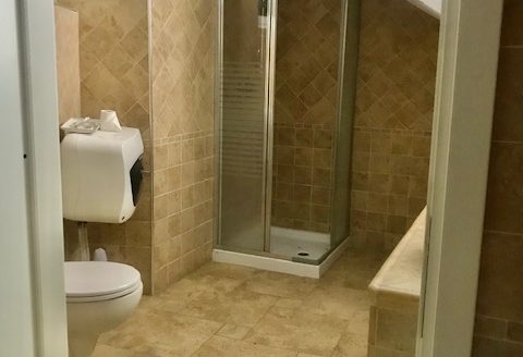 SAN LORENZO AL MARE – Grande locale commerciale in vendita a 150 m dal mare
