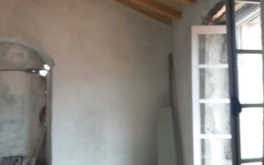 PIETRABRUNA – Appartamento quadrilocale, da finire, nel centro storico