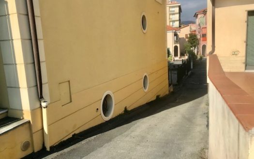 SAN LORENZO AL MARE – Grande locale commerciale in vendita a 150 m dal mare