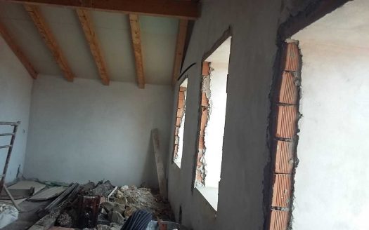 PIETRABRUNA – Appartamento quadrilocale, da finire, nel centro storico