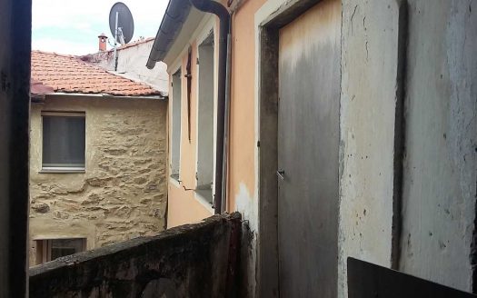 PIETRABRUNA – Appartamento quadrilocale, da finire, nel centro storico