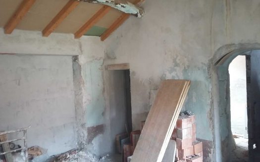 PIETRABRUNA – Appartamento quadrilocale, da finire, nel centro storico