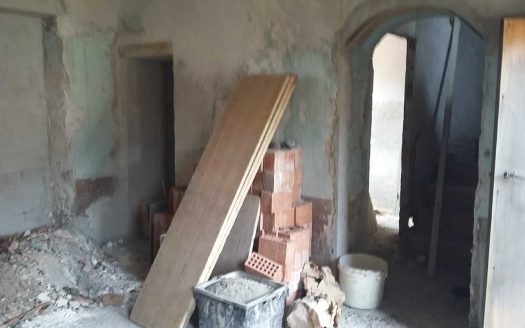PIETRABRUNA – Appartamento quadrilocale, da finire, nel centro storico
