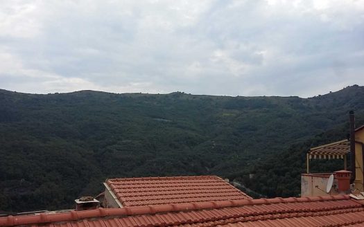 PIETRABRUNA – Appartamento quadrilocale, da finire, nel centro storico